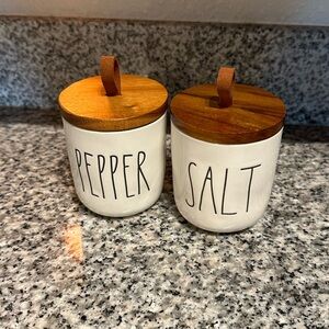 Like NEW! Rae Dunn salt and pepper